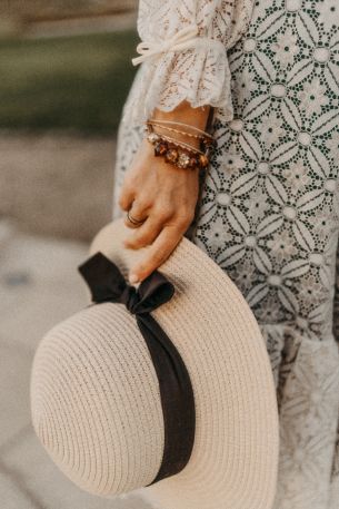 girl and hat Wallpaper 640x960