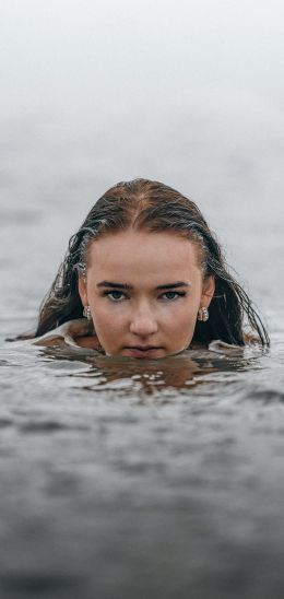 Girl in the water Wallpaper 1440x3040