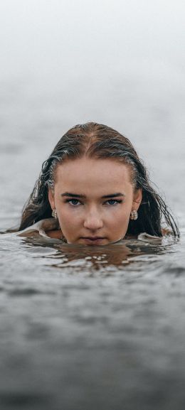 Girl in the water Wallpaper 1440x3200