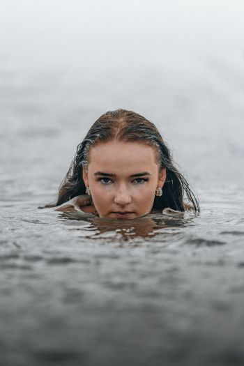 Girl in the water Wallpaper 640x960