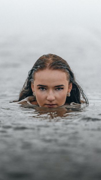 Girl in the water Wallpaper 640x1136