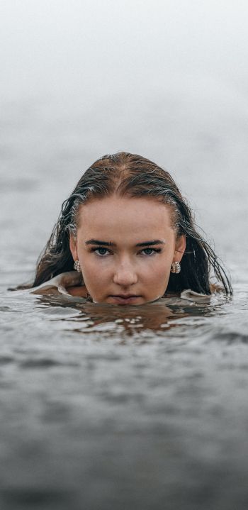 Girl in the water Wallpaper 1440x2960