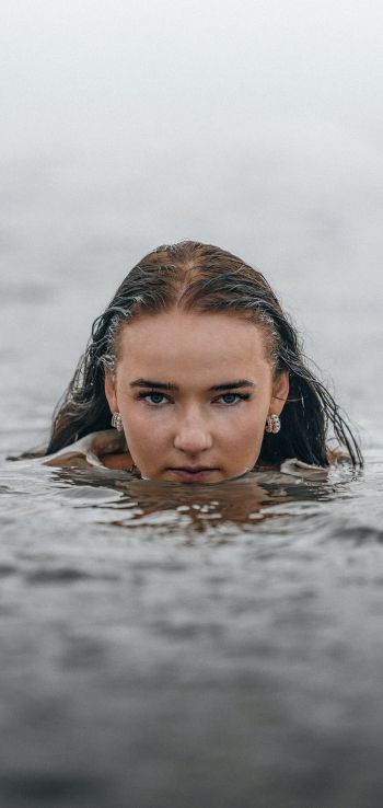 Girl in the water Wallpaper 1440x3040