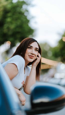 The girl in the car Wallpaper 640x1136