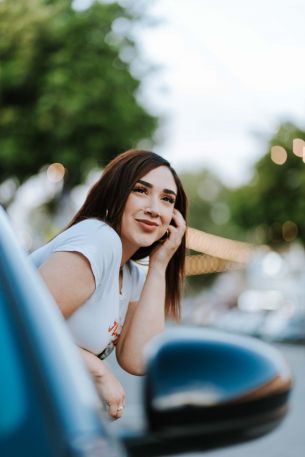 The girl in the car Wallpaper 640x960