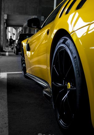 Обои 1640x2360 Ferrari F12tdf, спортивная машина, желтый Ferrari