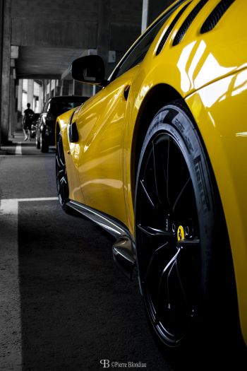 Обои 640x960 Ferrari F12tdf, спортивная машина, желтый Ferrari