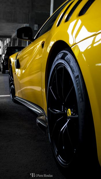 Обои 640x1136 Ferrari F12tdf, спортивная машина, желтый Ferrari