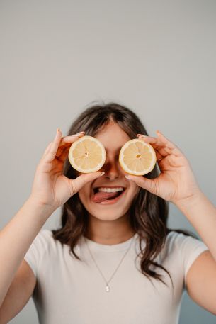 girl with oranges Wallpaper 640x960