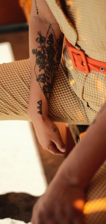 tattoo girl Wallpaper 1080x2280