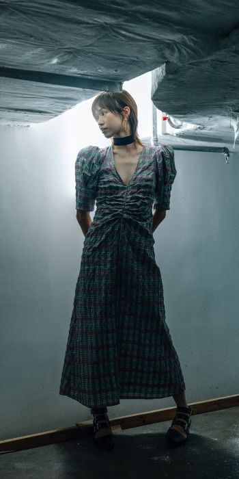 Oriental girl in a dress Wallpaper 720x1440
