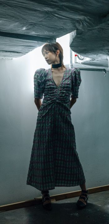Oriental girl in a dress Wallpaper 1080x2220