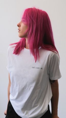 Обои 720x1280 Девушка с розовыми волосами