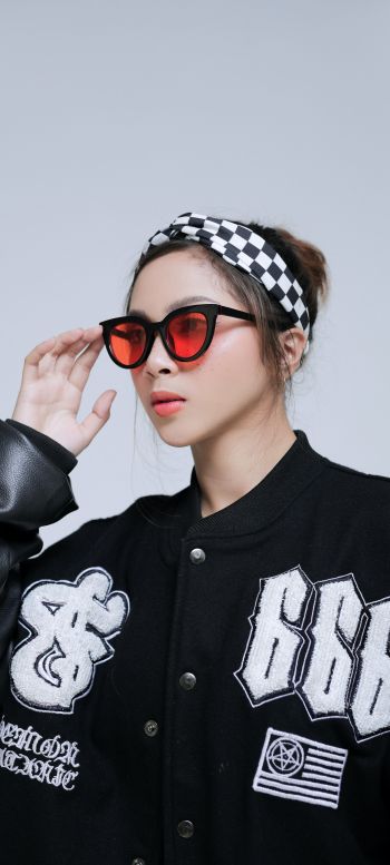 girl with glasses Wallpaper 720x1600