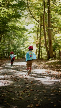 Child on a skateboard Wallpaper 640x1136