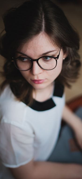 girl with glasses Wallpaper 1080x2340