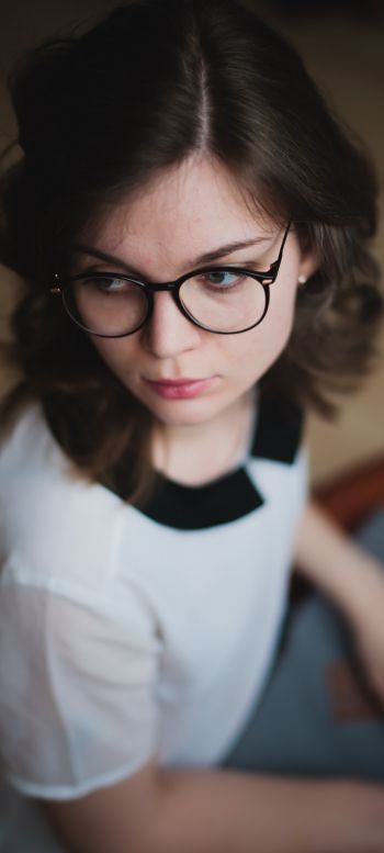 girl with glasses Wallpaper 1080x2400