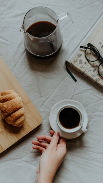 Coffee with croissants Wallpaper 640x1136