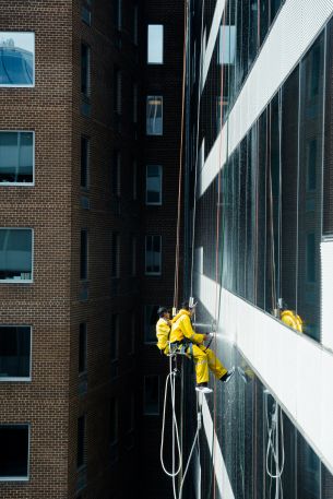 window cleaner Wallpaper 640x960