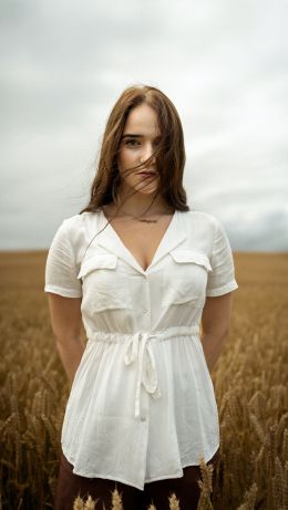 girl in the field Wallpaper 640x1136