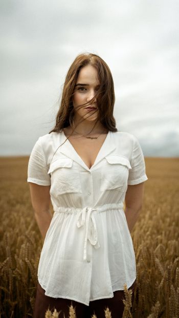 girl in the field Wallpaper 640x1136