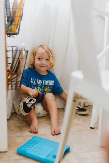 child playing Wallpaper 640x960