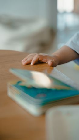 Hand on the table Wallpaper 640x1136