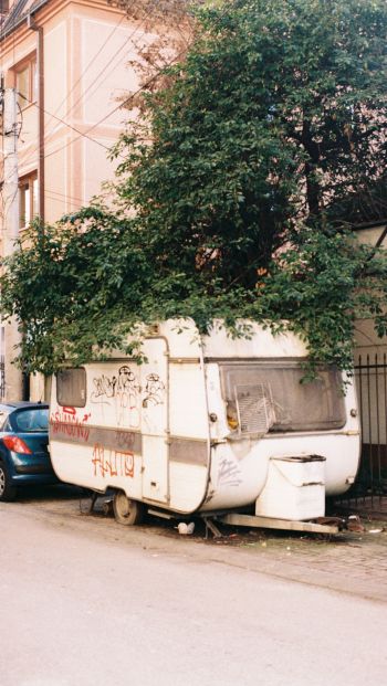 Обои 640x1136 Скопье, Северная Македония, дом на колёсах