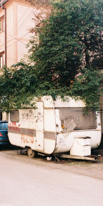 Обои 720x1440 Скопье, Северная Македония, дом на колёсах
