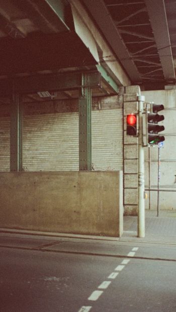 Nuremberg, Germany, traffic light Wallpaper 640x1136