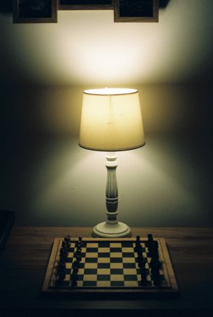 Обои 2433x3637 Мюнхен, шахматы, лампа