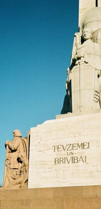 Обои 1080x2220 Памятник Свободы, Рига, Латвия, достопримечательность