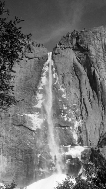 Yosemite Falls, Yosemite National Park, California, USA Wallpaper 640x1136