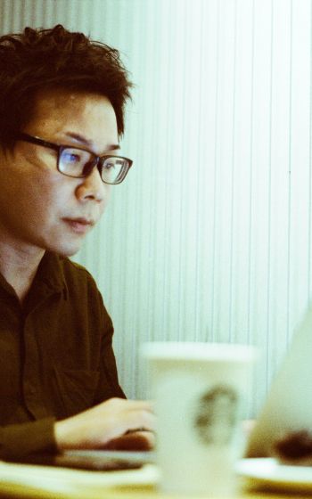 Oriental man at work Wallpaper 800x1280