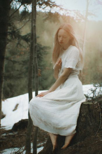 The girl in the forest Wallpaper 640x960
