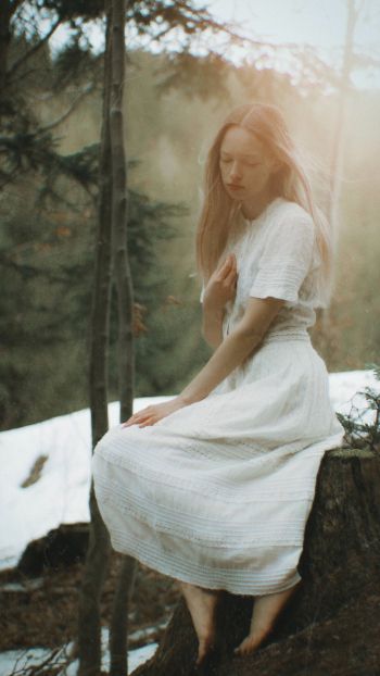 The girl in the forest Wallpaper 750x1334