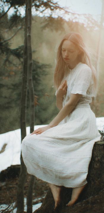 The girl in the forest Wallpaper 1080x2220