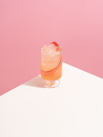 Обои 2048x2732 коктейль, розовый, напиток, минимализм
