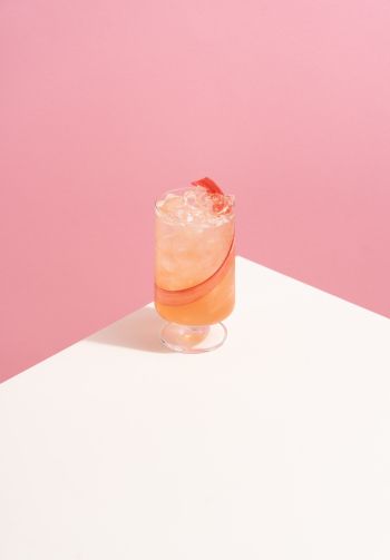 Обои 1640x2360 коктейль, розовый, напиток, минимализм