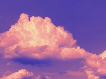 Обои 1024x768 фиолетовое небо, кучевые облака, фиолетовый
