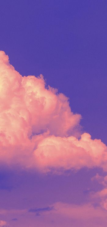 Обои 720x1520 фиолетовое небо, кучевые облака, фиолетовый