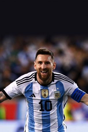 Lionel Messi, football player Wallpaper 640x960