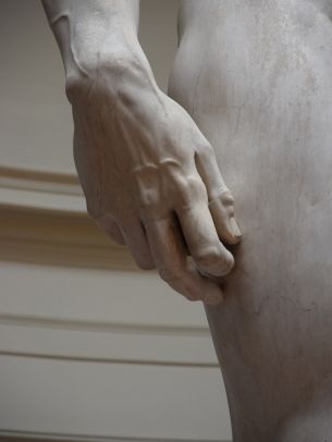 Обои 1620x2160 рука, скульптура, статуя