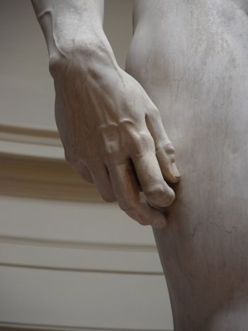 Обои 2048x2732 рука, скульптура, статуя
