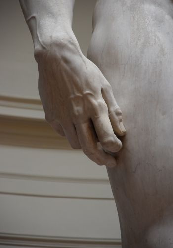 Обои 1668x2388 рука, скульптура, статуя