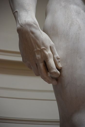 Обои 640x960 рука, скульптура, статуя