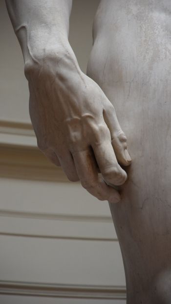 Обои 640x1136 рука, скульптура, статуя