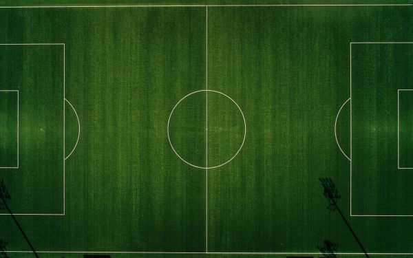 Обои 2560x1600 футбольное поле, зеленые обои