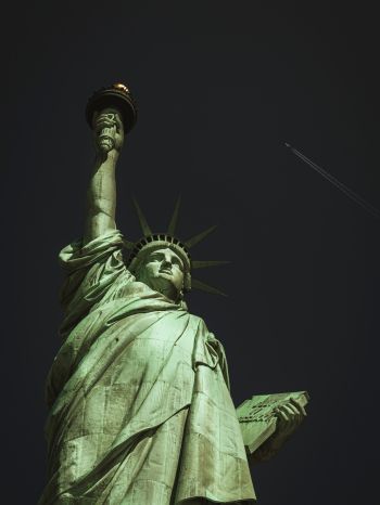 Statue of Liberty, New York, black Wallpaper 1620x2160