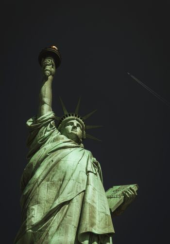 Обои 1668x2388 Статуя Свободы, Нью-Йорк, черный